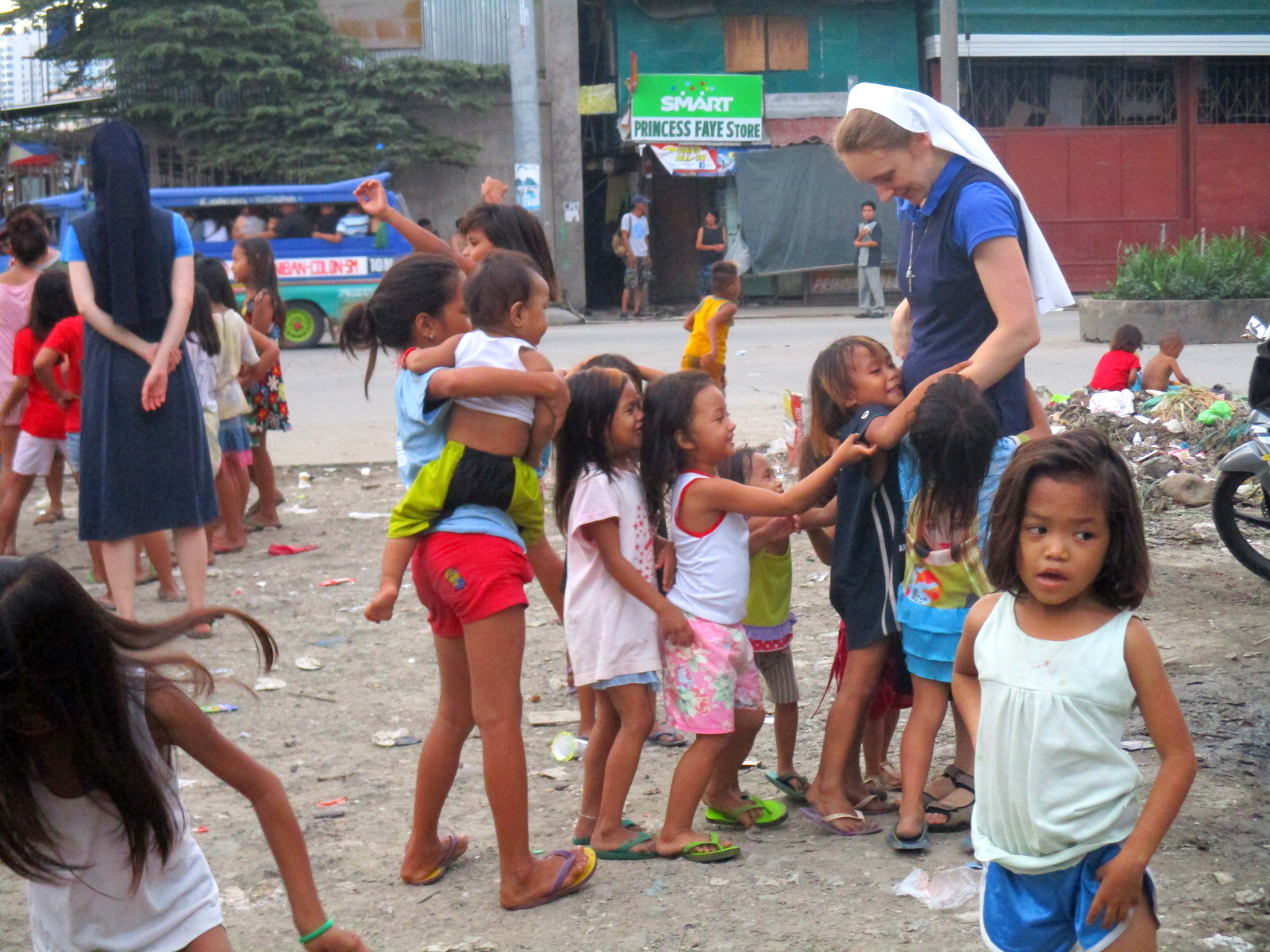 С. Світлана з дітьми бідних районів на Філіппінах